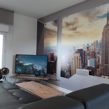 Appartement Renove Le New-York En Centre Ville - Terrasse Et Parking - Non Climatise La Roche-Chalais ภายนอก รูปภาพ