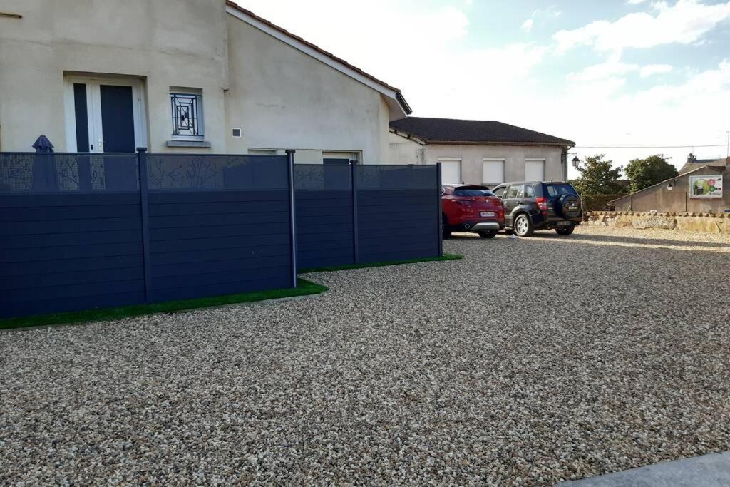 Appartement Renove Le New-York En Centre Ville - Terrasse Et Parking - Non Climatise La Roche-Chalais ภายนอก รูปภาพ