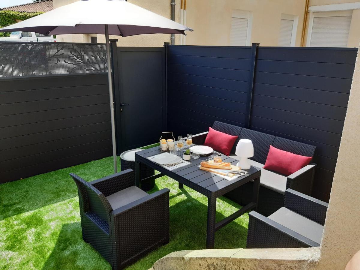 Appartement Renove Le New-York En Centre Ville - Terrasse Et Parking - Non Climatise La Roche-Chalais ภายนอก รูปภาพ