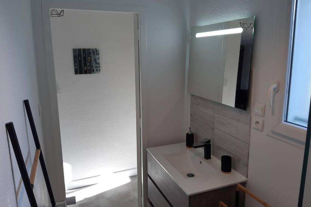 Appartement Renove Le New-York En Centre Ville - Terrasse Et Parking - Non Climatise La Roche-Chalais ภายนอก รูปภาพ