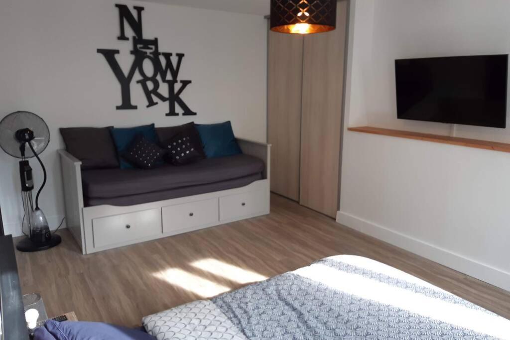 Appartement Renove Le New-York En Centre Ville - Terrasse Et Parking - Non Climatise La Roche-Chalais ภายนอก รูปภาพ