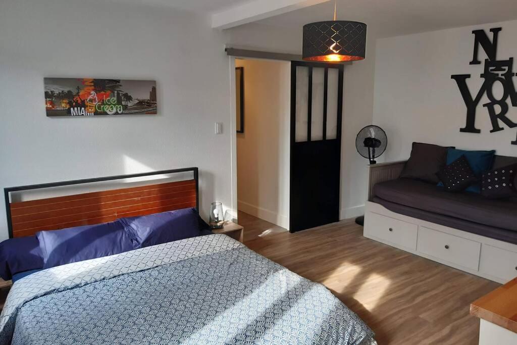 Appartement Renove Le New-York En Centre Ville - Terrasse Et Parking - Non Climatise La Roche-Chalais ภายนอก รูปภาพ