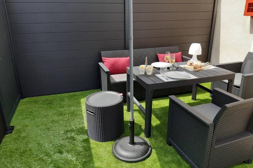 Appartement Renove Le New-York En Centre Ville - Terrasse Et Parking - Non Climatise La Roche-Chalais ภายนอก รูปภาพ