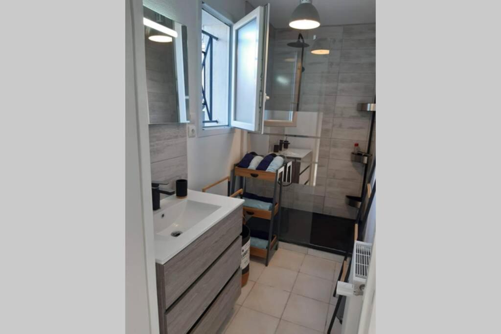 Appartement Renove Le New-York En Centre Ville - Terrasse Et Parking - Non Climatise La Roche-Chalais ภายนอก รูปภาพ